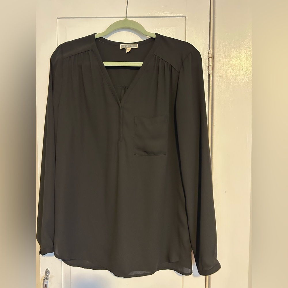 Pleoine dressy black womens top size
Large